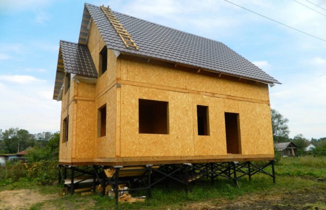 Свайно-винтовой фундамент для каркасного домостроения на фото.